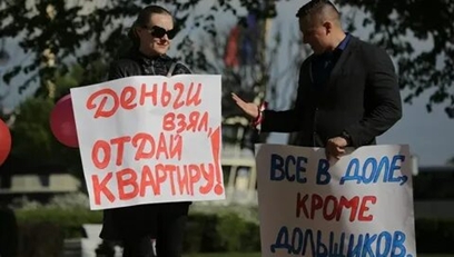 За дольщиком признано право собственности на квартиру, взыскана неустойка за
нарушение срока передачи квартиры, потребительский штраф и компенсация
морального вреда за нарушения прав потребителя.